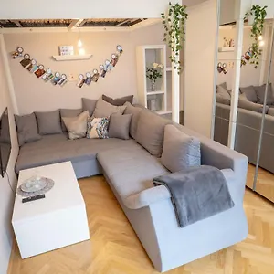  Apartment Cozy Modern Nest In The Heart Of With Netflix