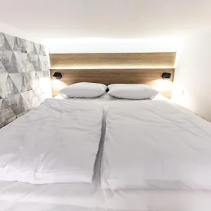  Apartment Zeus Design
